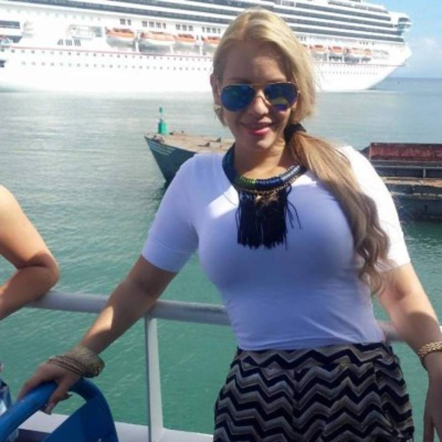 Karencita, la sensual rubia que vuelve locos a los hondureños en los estadios