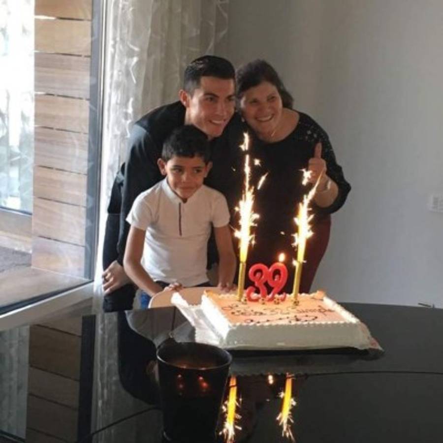 ¡DE LOCOS! Así fue Cristiano Ronaldo a traer a su hijo a la escuela