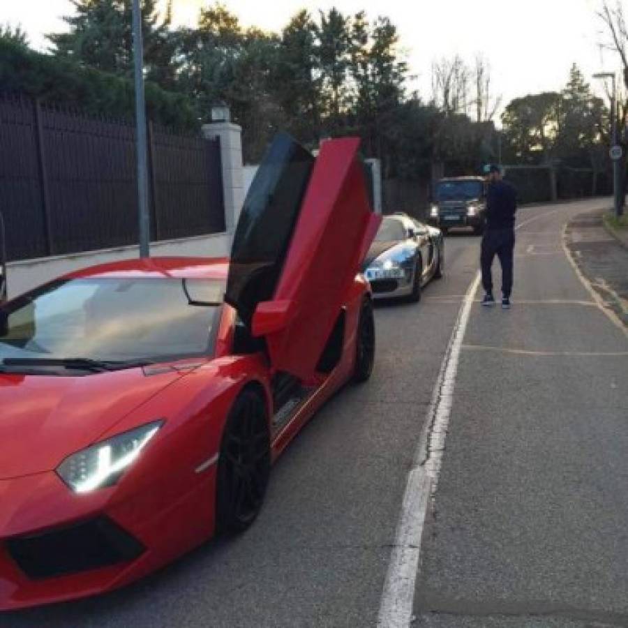 Tiene uno nuevo: La lujosa colección de autos que tiene Karim Benzema, crack del Real Madrid