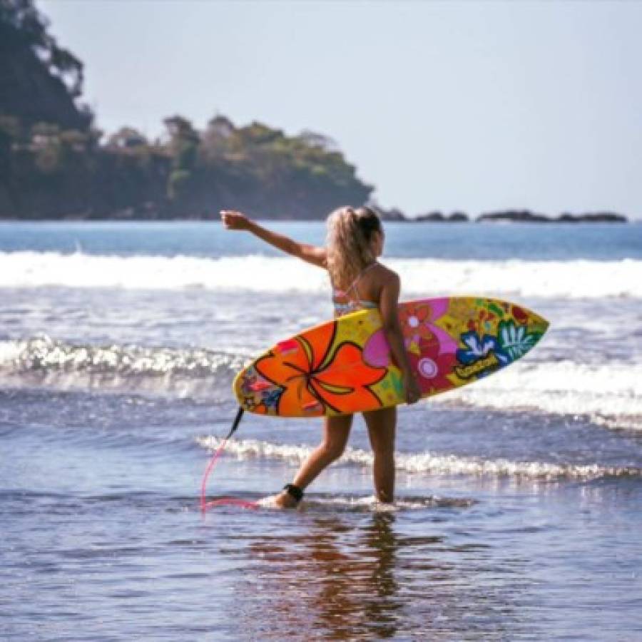 Verónica Angulo, la bella reportera deportiva tica amante del Surf