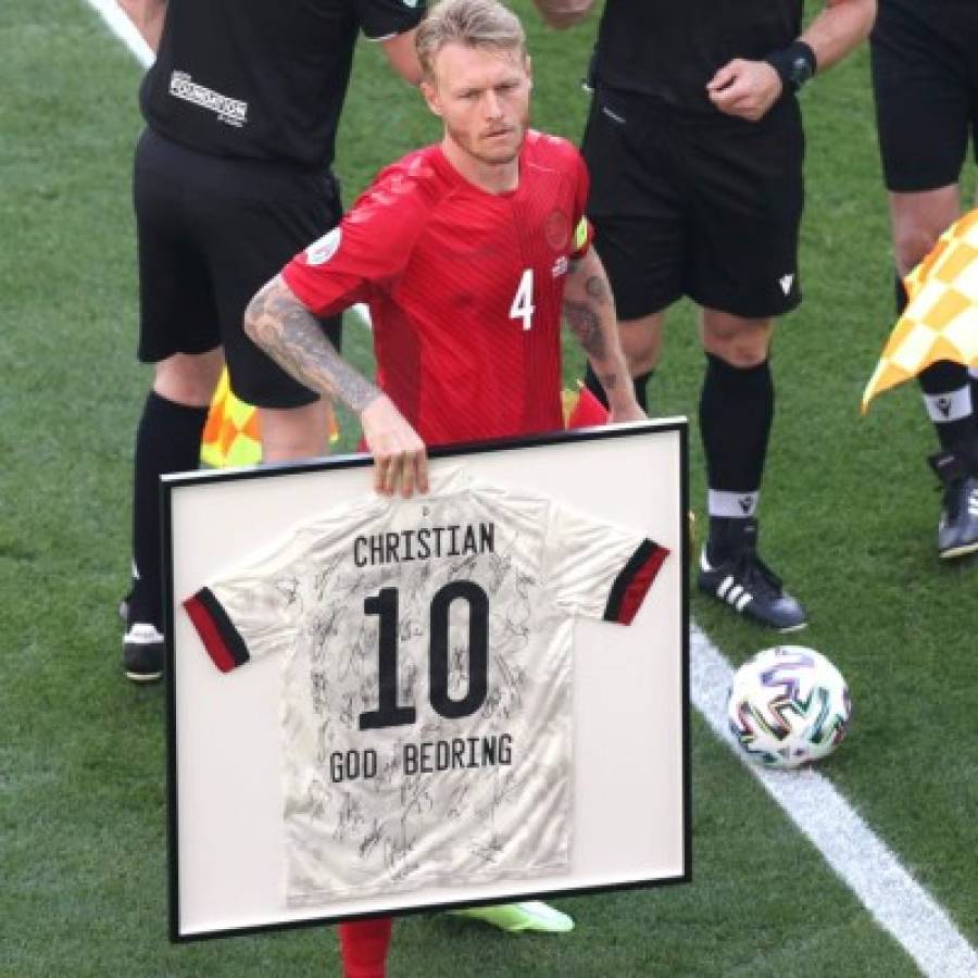 Minuto de aplausos y pancartas gigantes: El conmovedor homenaje a Eriksen durante el Dinamarca-Bélgica