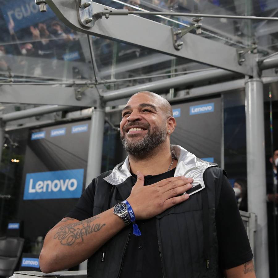 ¡Al borde de las lágrimas! Así fue el regreso de Adriano a Italia para ver el Inter vs Milan ¿Y esa chica?