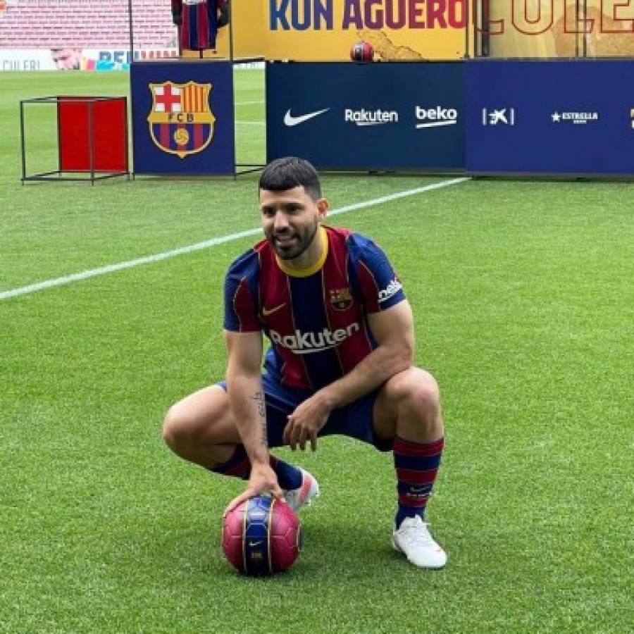 Las imágenes de la presentación del Kun Agüero en Barcelona: Gesto de Laporta y firma de contrato