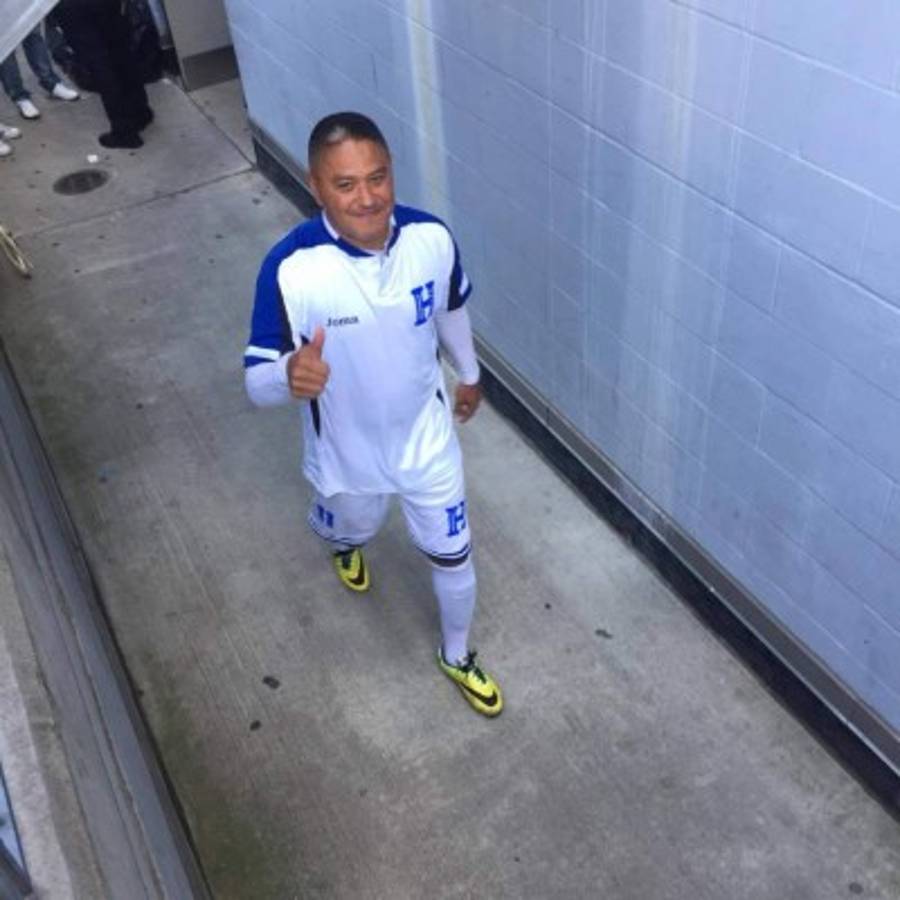 Aficionados hondureños y sus fotos con las leyendas de la Selección Nacional en Nueva Jersey