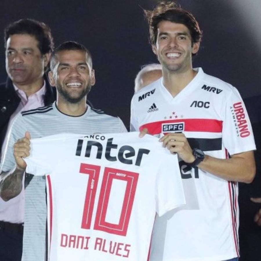 Descalzo, insólito dorsal y fiesta: La épica presentación de Dani Alves con Sao Paulo