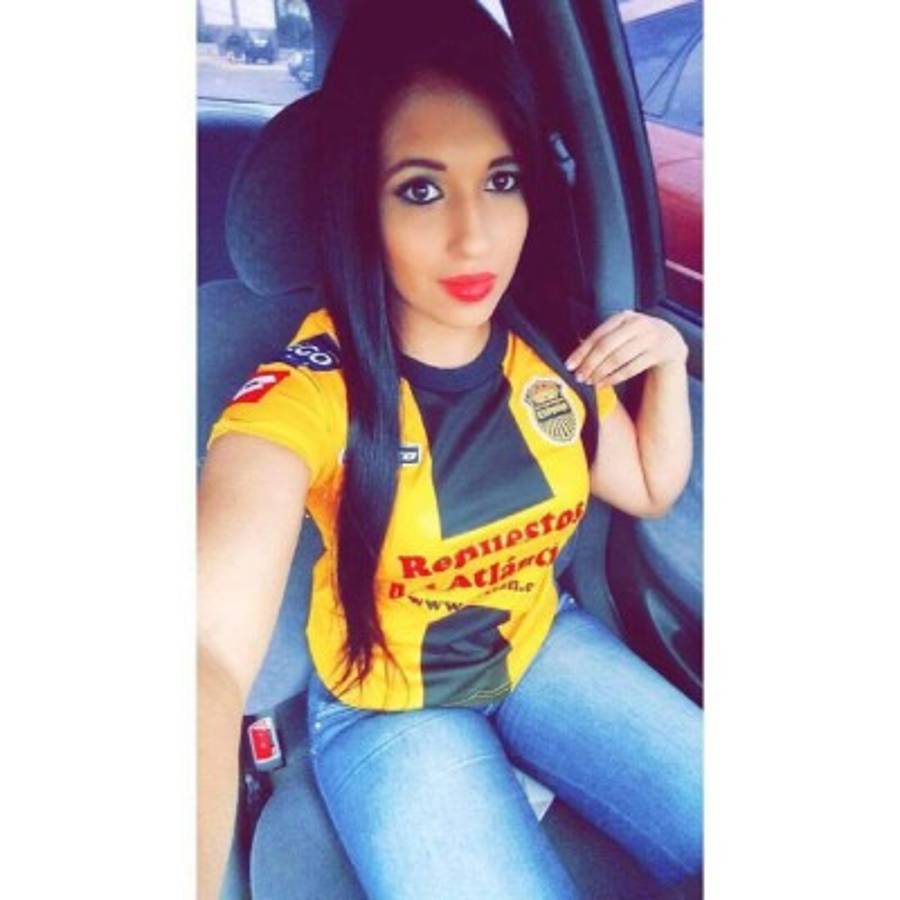 Jasmine Ortiz, la bella aficionada del Real España que levanta suspiros en los estadios