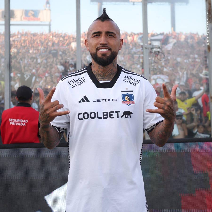 Arturo Vidal regresó a Colo Colo y así fue su épica presentación: llegó en helicóptero y luego montando un caballo como rey