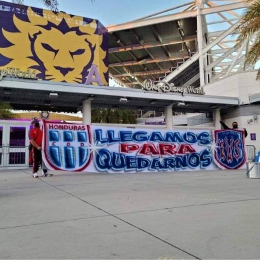 ¡Espectacular banderazo! Afición del Olimpia visitó las afueras del Exploria Stadium para alentar a su equipo