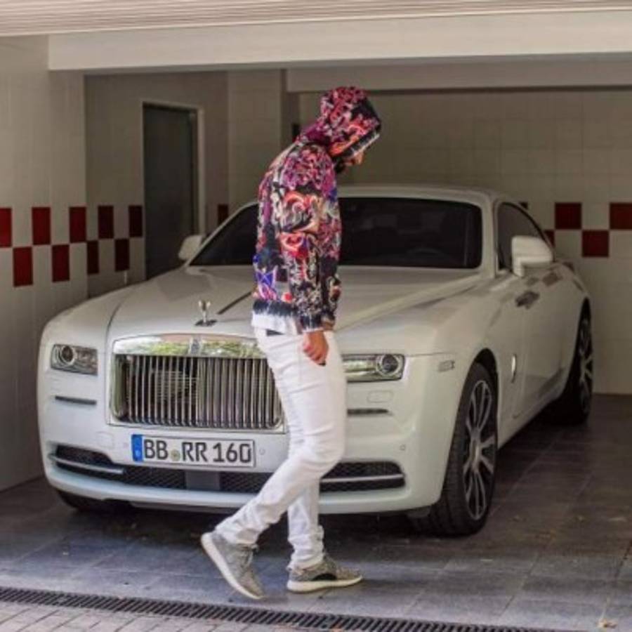 Tiene uno nuevo: La lujosa colección de autos que tiene Karim Benzema, crack del Real Madrid