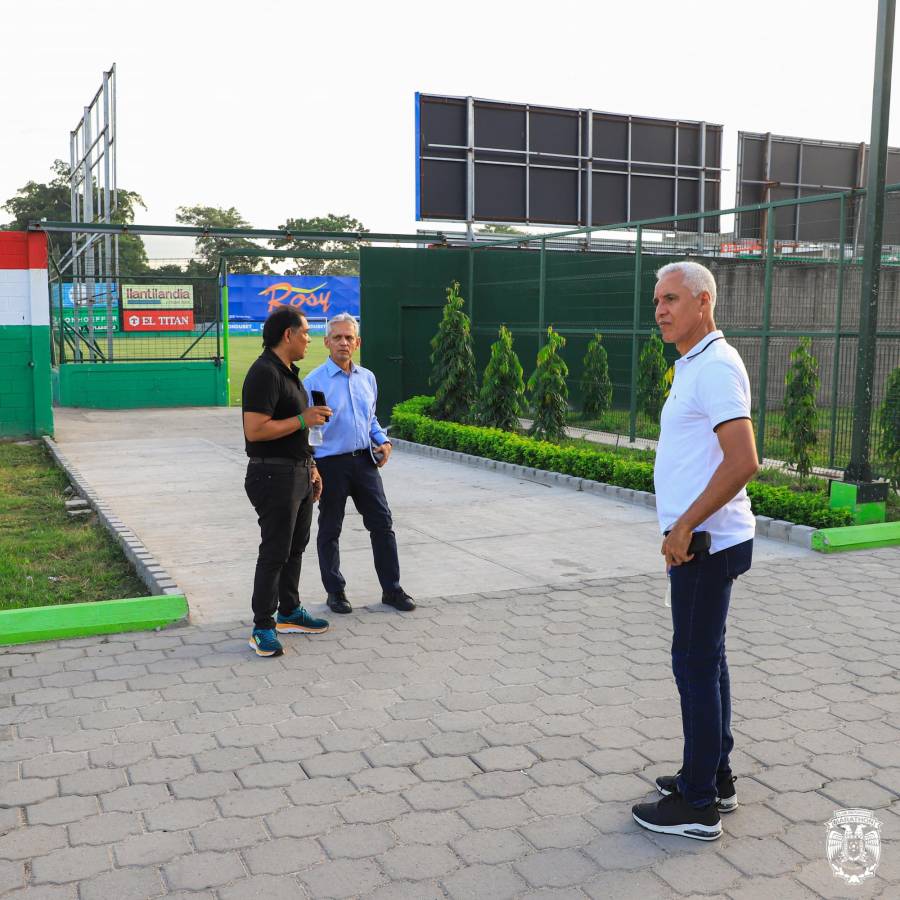 Reinaldo Rueda, técnico de Honduras sorprende a directivos, cuerpo técnico y jugadores de equipo de la Liga Nacional