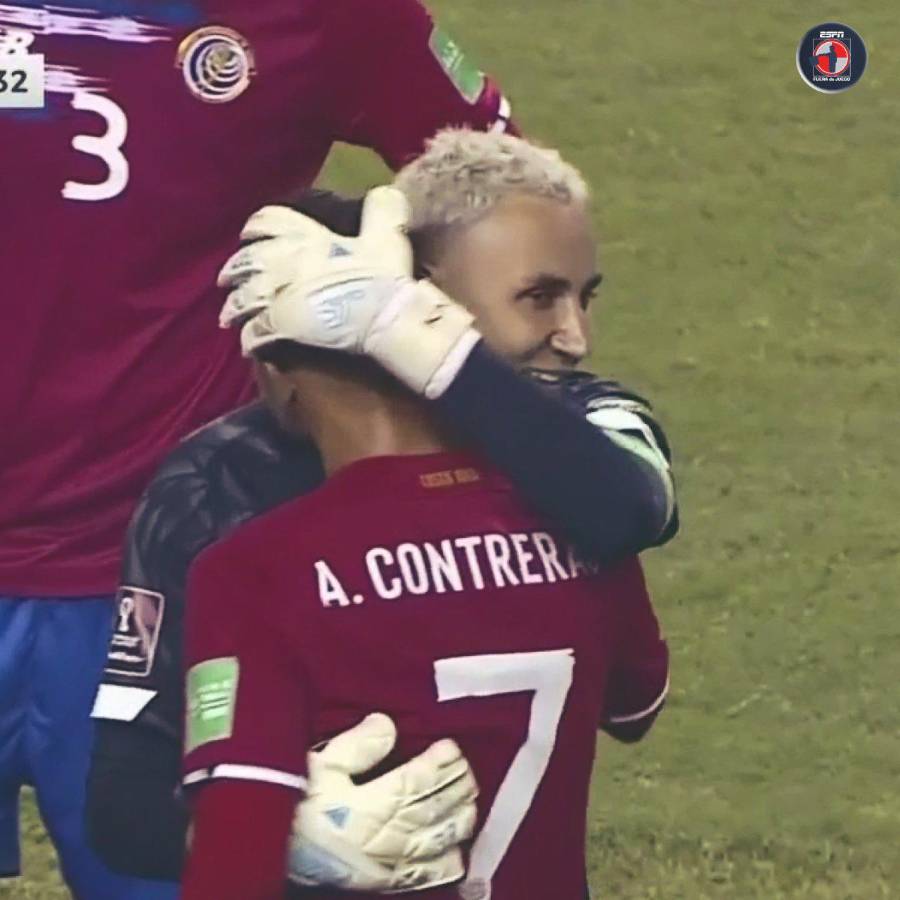 FOTOS: Abrazo eterno de Keylor Navas al nuevo “crack”, homenaje al Perro Bermúdez en el México-El Salvador y reconocimiento en Panamá