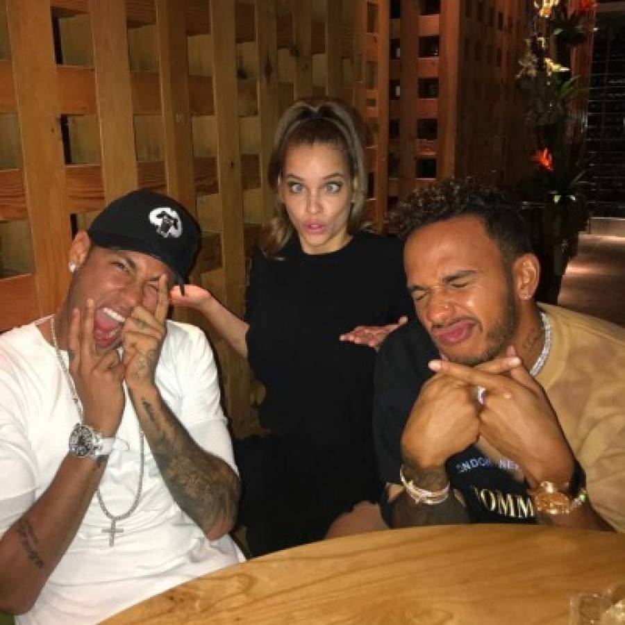 Neymar se va de fiesta con el piloto Lewis Hamilton y estas tres muñecas