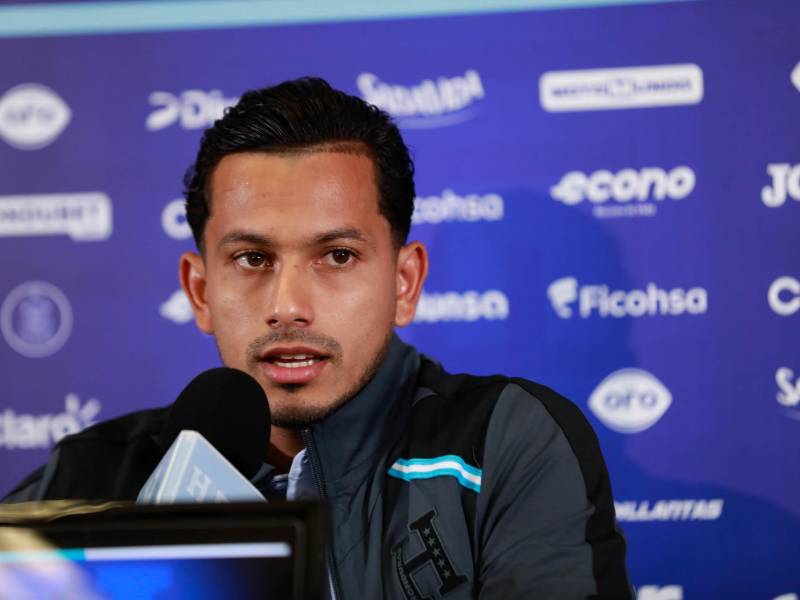 El mediocampista Edwin Rodríguez en conferencia de prensa con la Selección de Honduras en Houston