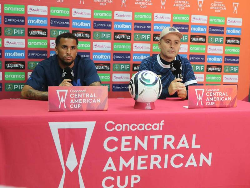 Javier López junto a Rodrigo de Olivera en la conferencia previa al duelo de ida ante Alianza FC en la Copa Centroamericana.