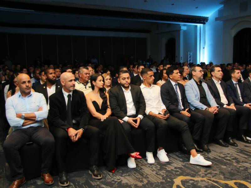Eduardo Espinel junto a los invitados especiales, entre ellos el entrenador de la Selección Nacional de Honduras, el español, José Francisco Molina.
