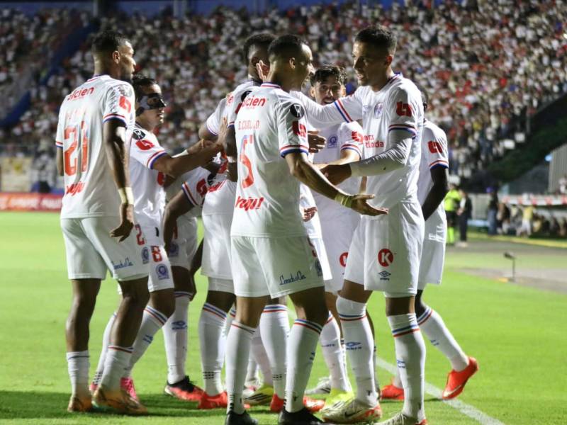 Emmanuel Hernández celebrando su gol ante Saprissa en el clásico de Centroamérica.