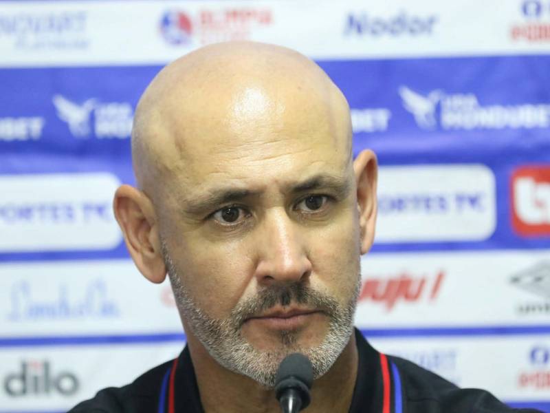 Eduardo Espinel no escondió su preocupación tras la temprana salida de Jorge Benguché ante Platense.