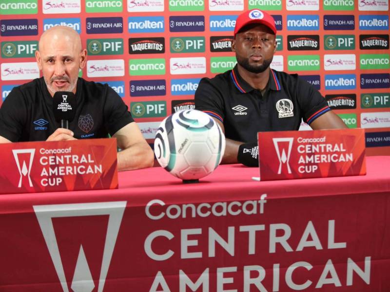 Eduardo Espinel acompañó a Arboleda en la conferencia de prensa.