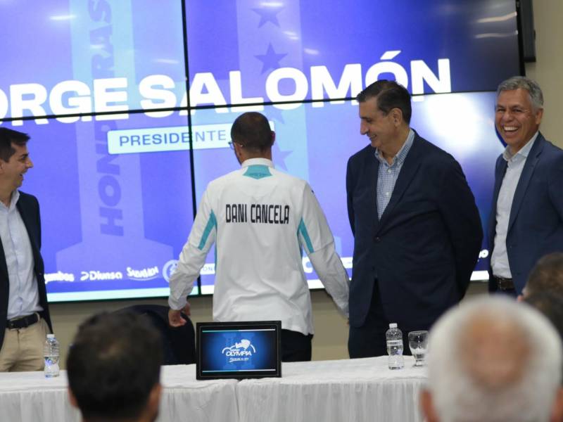 Dani Cancela luciendo la camiseta de la selección de Honduras