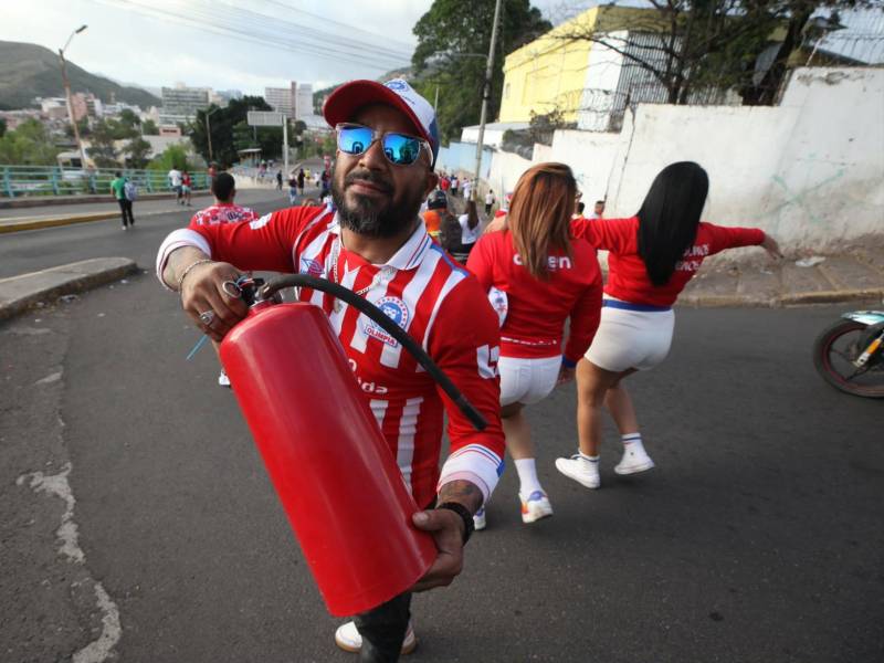 ¡SHOW INCLUIDO! Así se prepara la Ultra Fiel para el clásico centroamericano.