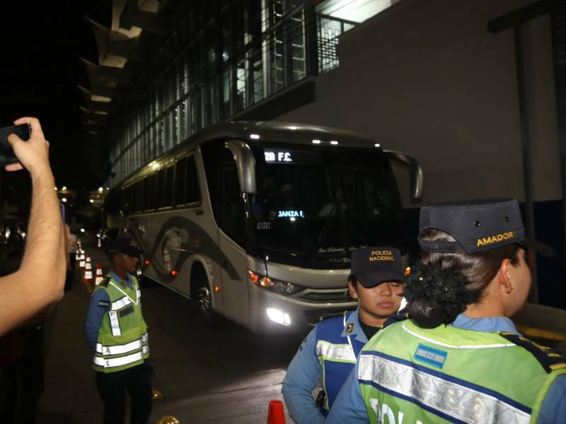 La llegada del Alianza de El Salvador al Estadio Nacional.