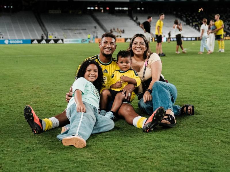 El hondureño Bryan Acosta junto a su familia tras anotar en la MLS con el Nashville frente al Cincinnati.