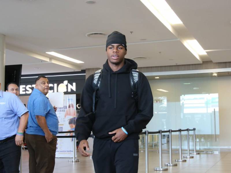 ¡Todo negro! Así fue la vestimenta de Keyrol Figuera en su aterrizaje a Palmerola
