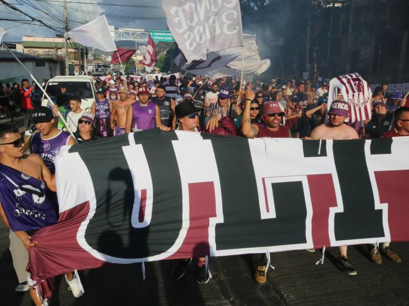 Los Ultras del Saprissa hacen su llegada al Nacional.