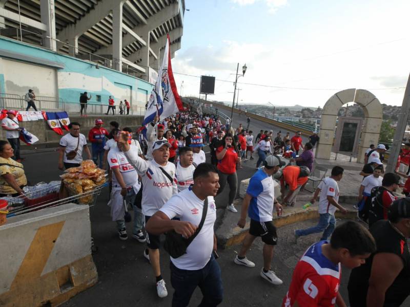 La Ultra Fiel del Olimpia se dirige hacia la zona del centro para realizar su caminata.
