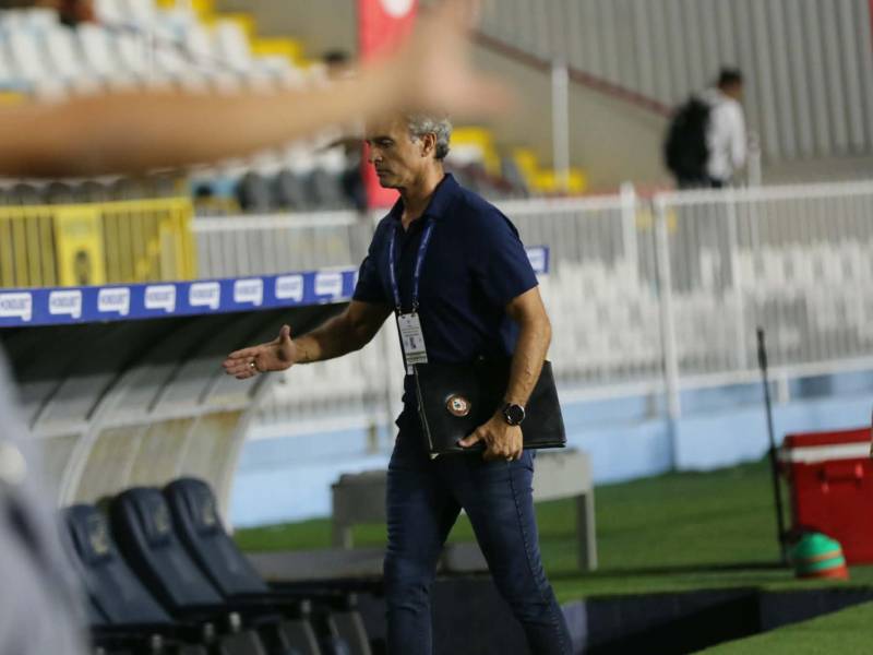 El técnico del Monstruo Verde no se guardó nada en la conferencia y expresó que es un circo lo del FVS porque la televisora que manda las imágenes es la dueña del club más laureado del país.