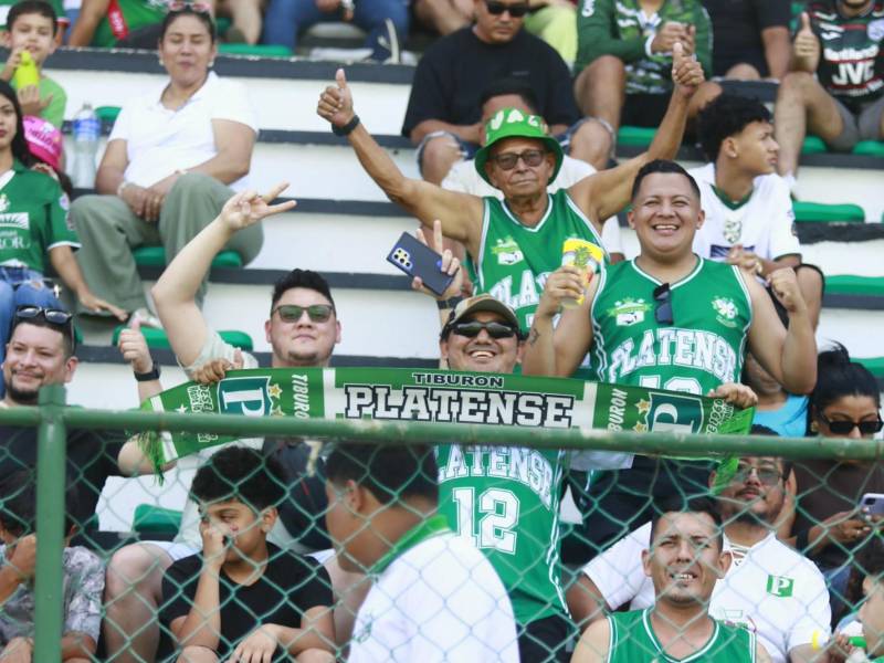 La afición del Platense dándolo todo en el Estadio Excélsior de Puerto Cortés.