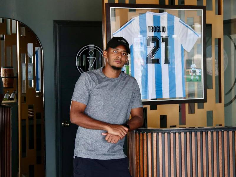 Choco Lozano posando junto a la camisa de Pedro Troglio, ex campeón del Mundo y entrenador de Olimpia