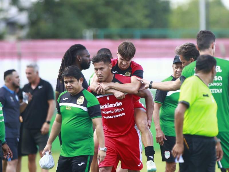 El mediocampista, Bruno Farioli, salió en hombros del jugador Javier Rivera tras sufrir la lesión en la rodilla.