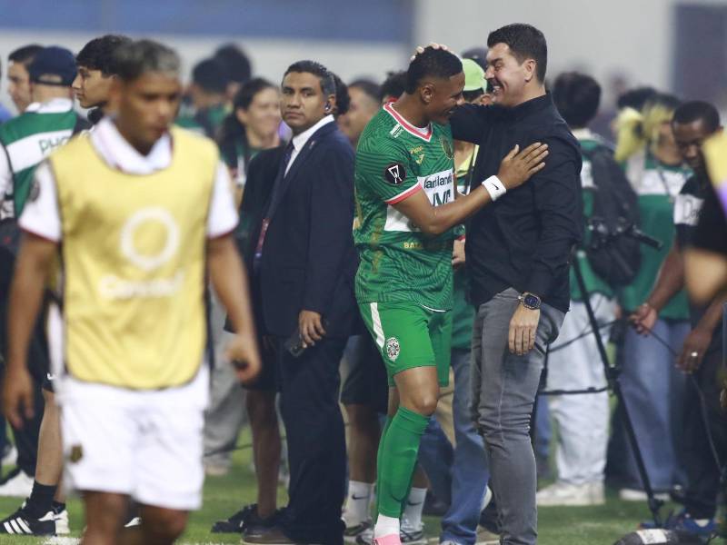 Yairo Moreno se saluda con el entrenador del Alajuelense.