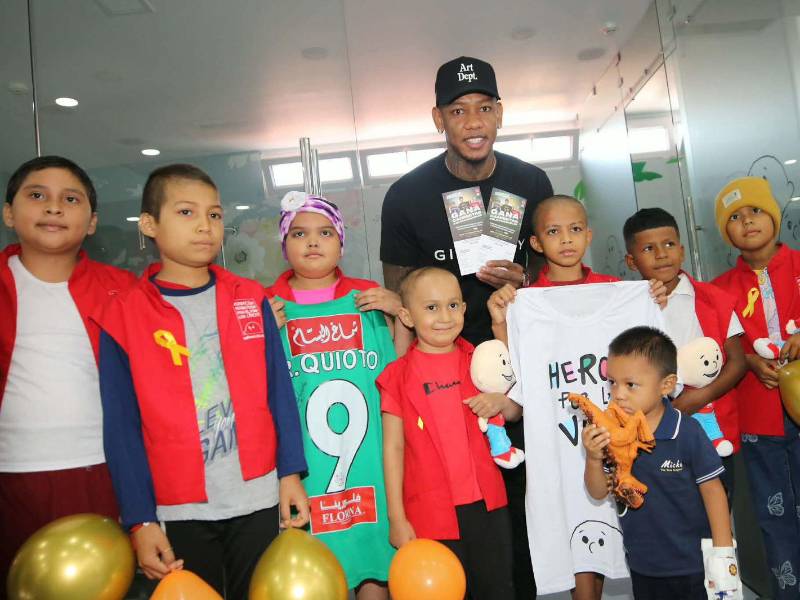 Romell Quioto junto a los niños de la Fundación Hondureña para el Niño con Cáncer.