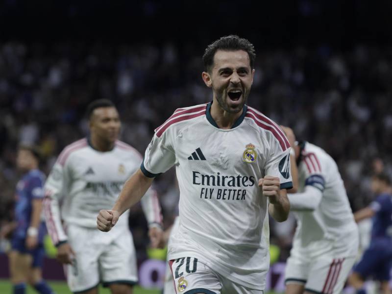 El centrocampista portugués del Real Madrid Bernardo Silva celebra tras marcar el primer gol del equipo durante el encuentro de Liga de Campeones.