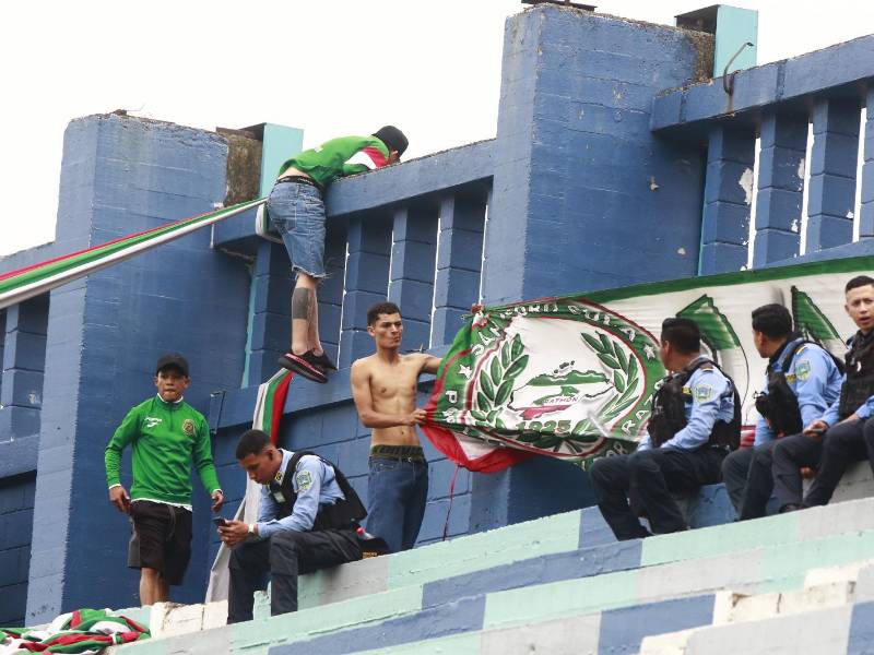 Los aficionados verdolagas colgando las respectivas banderas en el sector de Sol Sur para alentar a su equipo.