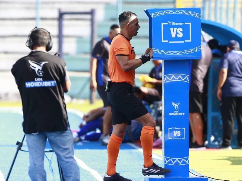 El árbitro Nelson Salgado revisando el FVS pero no ha sancionado penales.