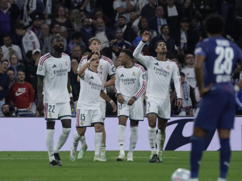 Los jugadores del Real Madrid celebran el segundo gol del equipo durante el encuentro de Liga de Campeones.