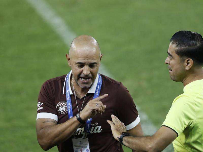 Osvaldo Carro, asistente del Olimpia, discutiendo con Luis Mejía.