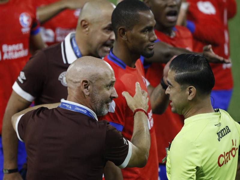 Eduardo Espinel le reclamó fuertemente al Luis Mejía, cuarto árbitro del clásico que se disputó anoche en el Morazán.