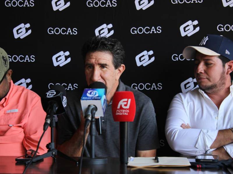 El entrenador del CD Choloma, Héctor Vargas, durante su presentación junto a los nuevos dirigientes del cuadro maquilero.