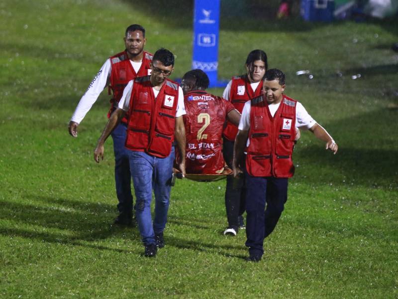 Kevin Álvarez fue sacado del campo por los de la Cruz Roja