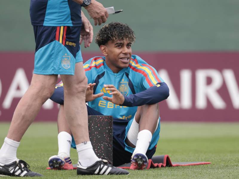 Lamine Yamal se ejercitó al margen de sus compañeros en el primer entreno de España previo a la final del Mundial 2026.