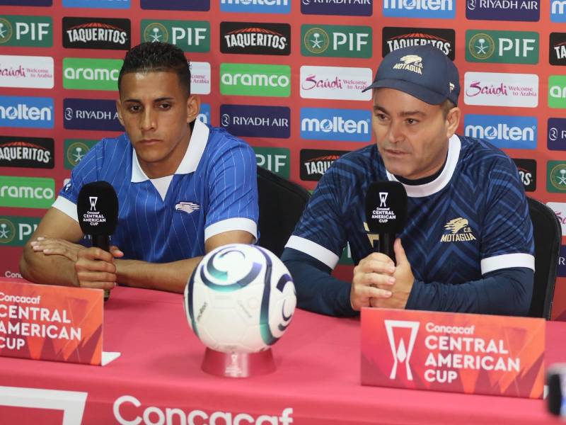 El entrenador del Motagua, Javier López, junto a Denis Meléndez en conferencia de prensa antes de medirse al Deportivo FAS de El Salvador.