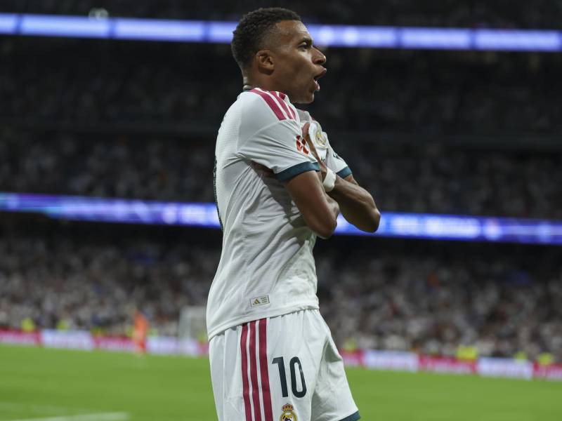 El delantero francés del Real Madrid Kylian Mbappé celebra su tercer gol durante el encuentro correspondiente a la primera jornada de LaLiga que Real Madrid y Real Sociedad