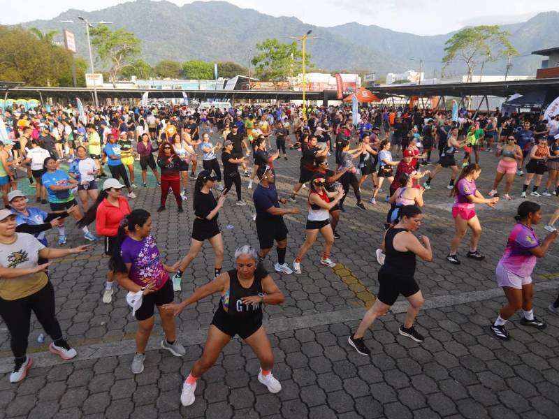 Corredores de todas las edades llegaron desde las 4:30 am al punto de reunión y se pusieron a la orden del “coach” Mario Valladares, fotos: Héctor Paz / La prensa.