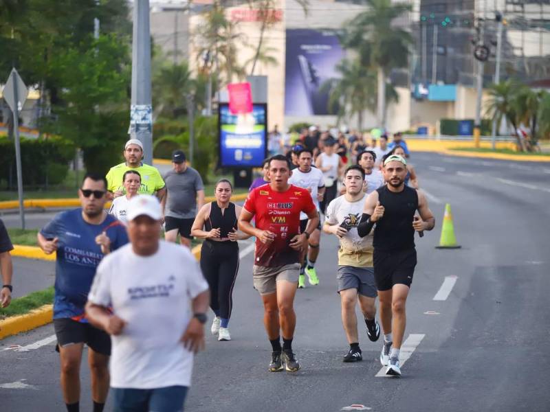 Hombres, mujeres, niños y hasta mascotas formaron parte de un recorrido tan masivo como colorido, fotos: Héctor Paz / La prensa.