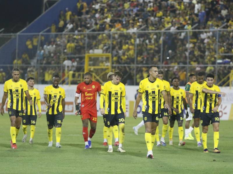 Así se marcharon los jugadores del Real Españas tras no conseguir el pase a la final. Foto: Neptali Romero.