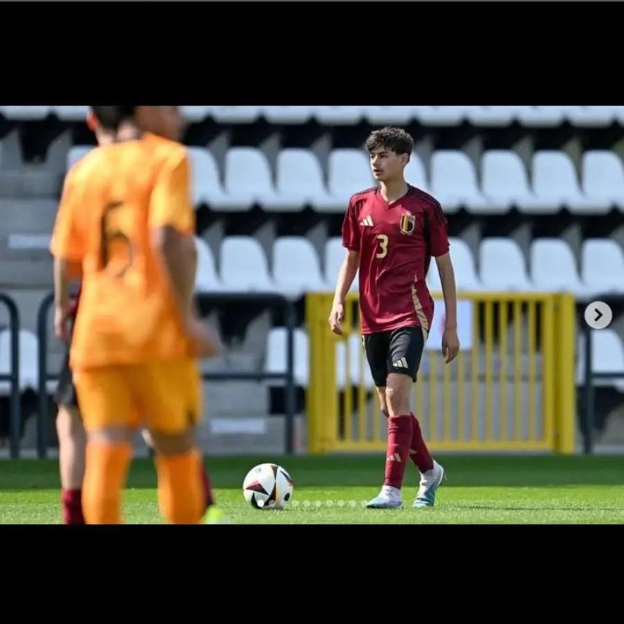 Hondureño sorprende y firma su primer contrato como profesional en histórico club de Europa